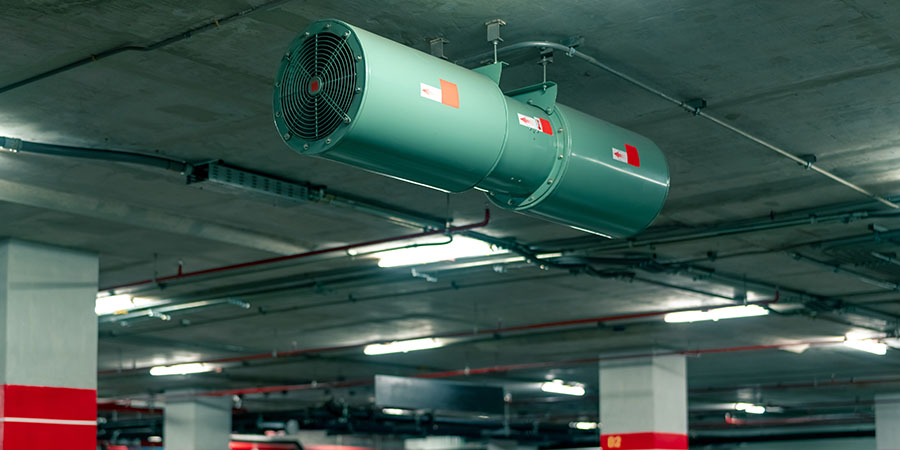 Ventiladores tipo jet instalados en estacionamiento cerrado